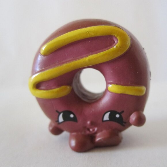 Shopkins: Season 4 figure #4-020 - brown Dolly Donut - Picture 1 of 1